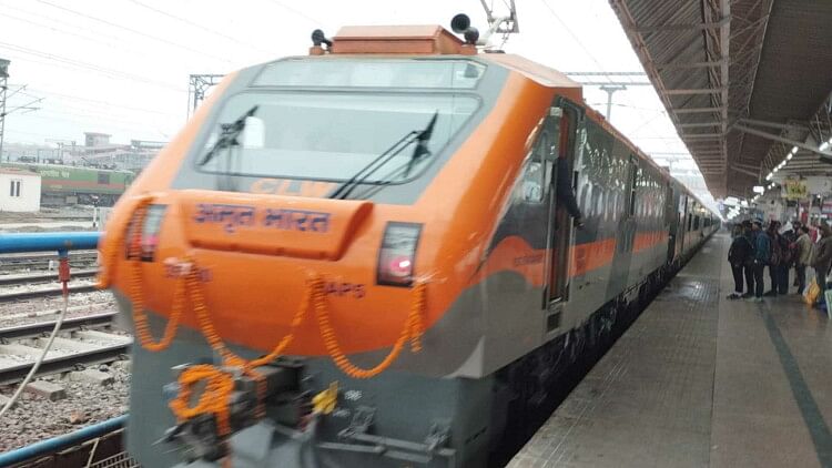 Amrit Bharat train received grand welcome in Gorakhpur