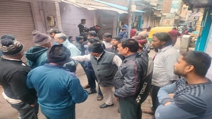 Agra Crime: ताजगंज थाने से 200 मीटर दूर चोरों ने तोड़े 10 दुकानों के ताले, दुकानदारों में आक्रोश Thieves broke locks of 10 shops 200 meters away from Tajganj police station anger among shopkeepers