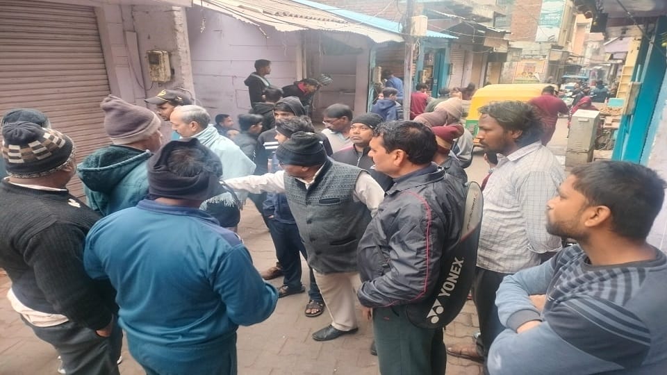 Thieves broke locks of 10 shops 200 meters away from Tajganj police station anger among shopkeepers