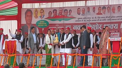 यूपी: अखिलेश यादव बोले- सड़कों पर काल बनकर घूम रहे सांड, ट्रैफिक पुलिस से ज्यादा आते हैं नजर SP President Akhilesh Yadav village Dandi etah jansabha up hindi news