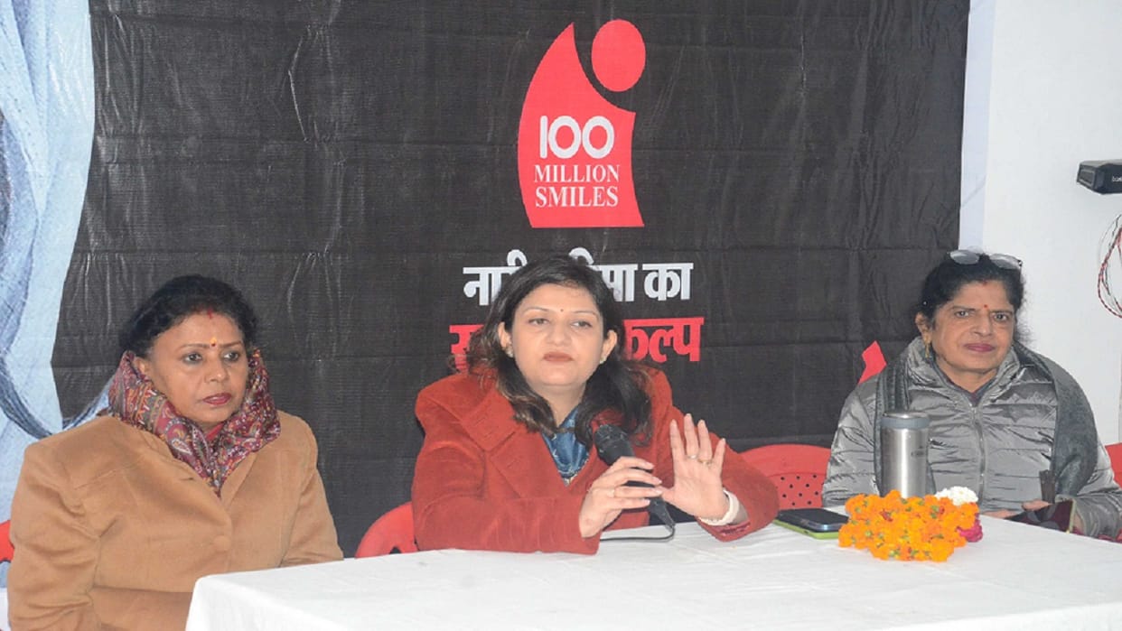 Dr Shweta gave health tips to the girl students in the program of Amar Ujala Foundation