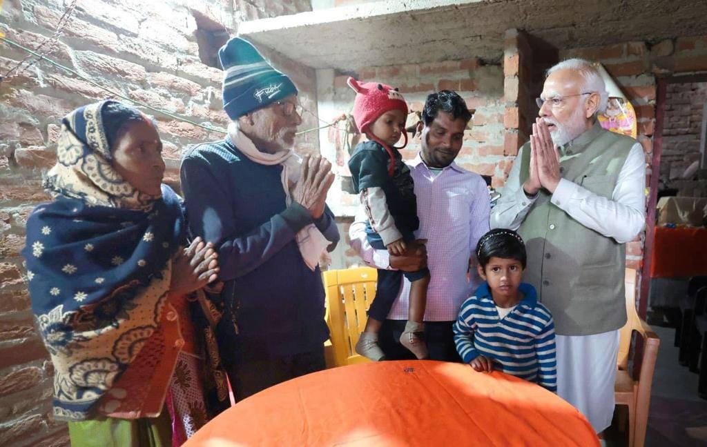 PM Modi reached the house of Dalit Dhaniram Majhi without breaking any program protocol