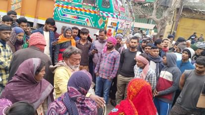 Bhagalpur: speeding truck crushed elderly person riding a bicycle, died on spot; Angry people blocked road