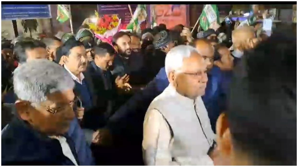 Bihar News : Chief Minister Nitish Kumar and Lalan Singh reached Patna Airport. patna news.