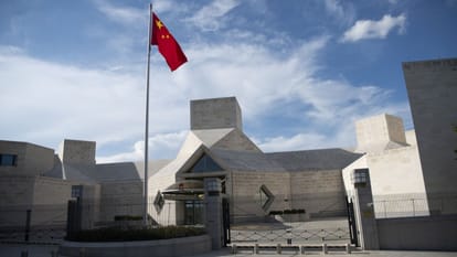 China: चीन ने अमेरिकी पर्यटकों के लिए आसान की वीजा आवेदन प्रक्रिया, जरूरी दस्तावेजों में कटौती China simplify visa applications for tourists from United States from New Year, cutting the documents required