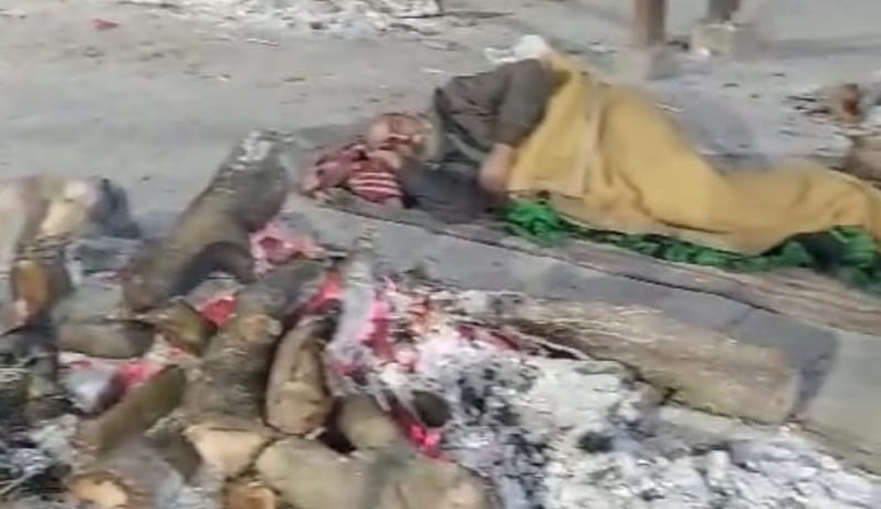 To save himself from the cold in Kanpur, an elderly man lay down next to the burning pyre in the crematorium