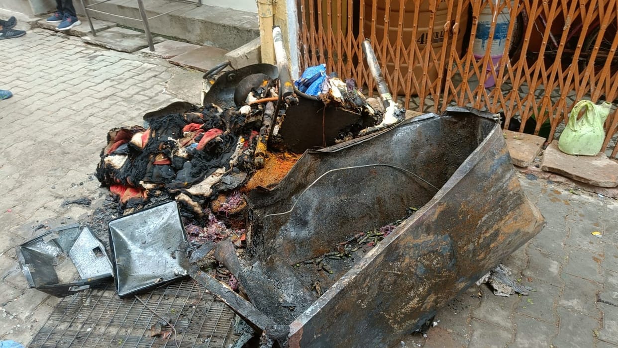 Cylinder burst with a loud bang in Orai, accident happened while making tea, two children got burnt