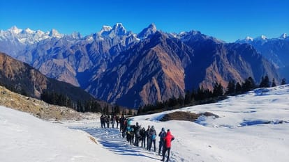 New Year 2024 Uttarakhand buzzing with Huge Crowd of tourists in Hilly Area kept waiting for snowfall