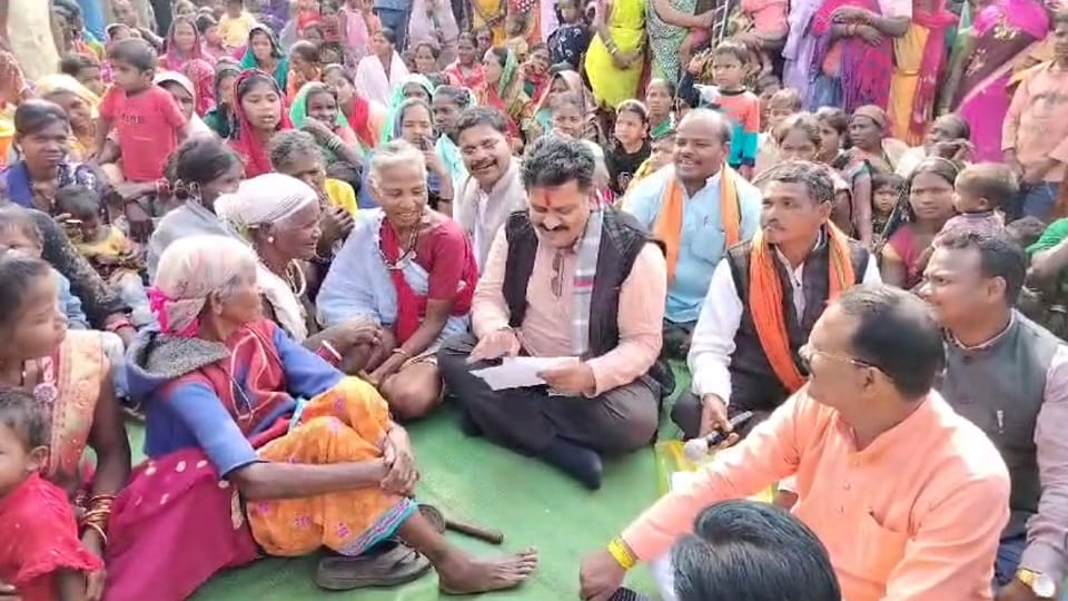 Deputy CM two day visit to Kawardha met people of Baiga family in Kabirdham