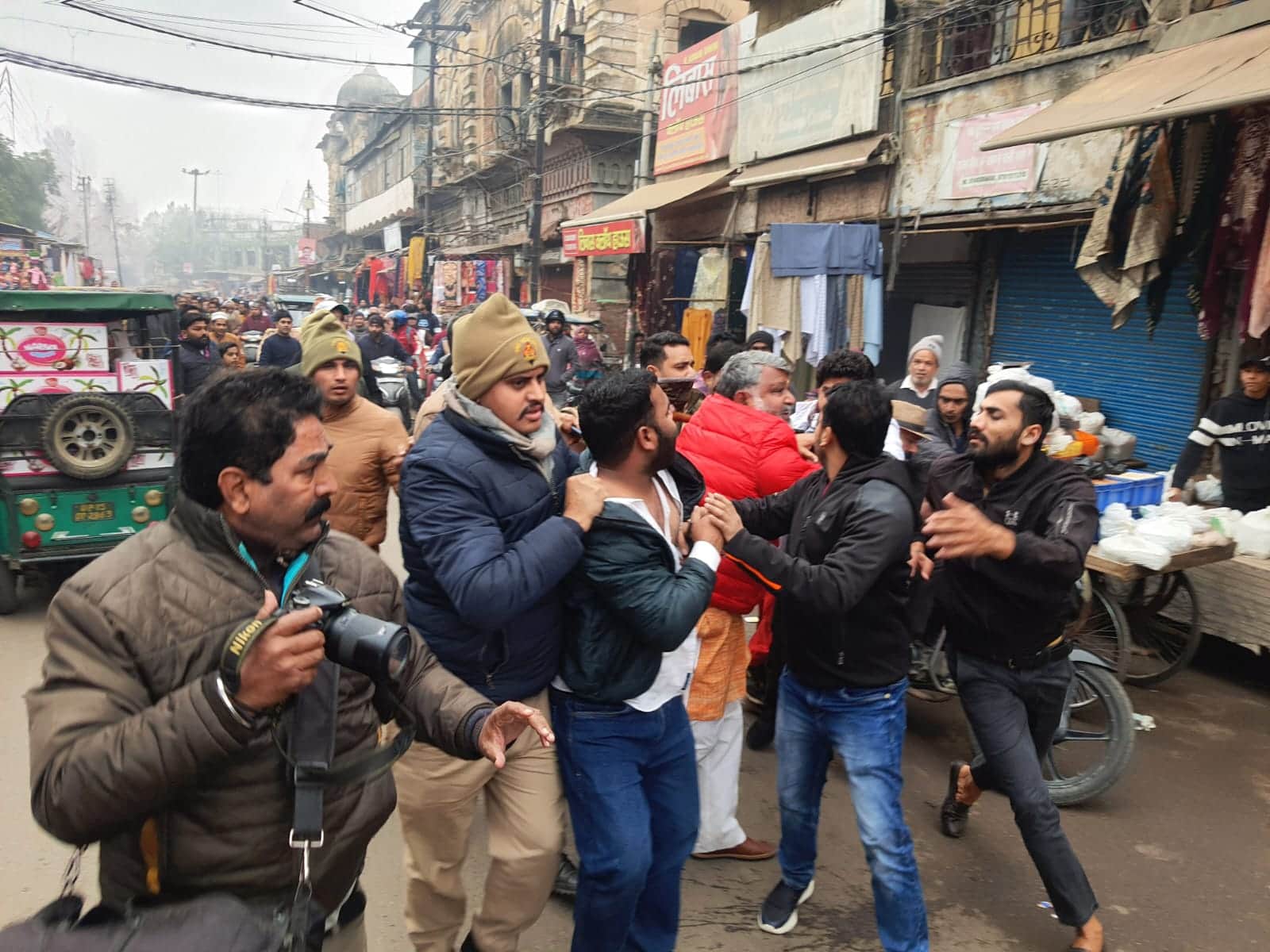Uproar in board meeting of Nagar Nigam in Meerut and BJP leaders beat up BSP and SP councilors, see photos
