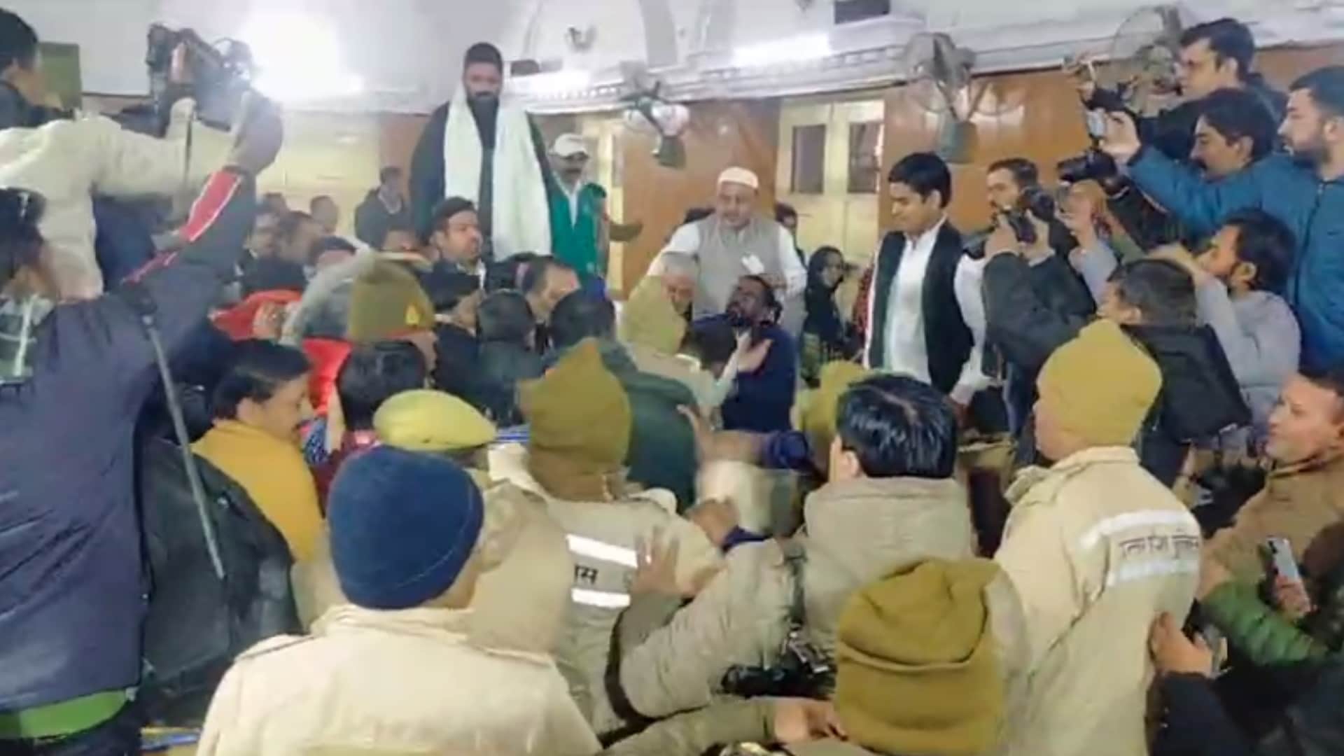 Uproar in board meeting of Nagar Nigam in Meerut and BJP leaders beat up BSP and SP councilors, see photos