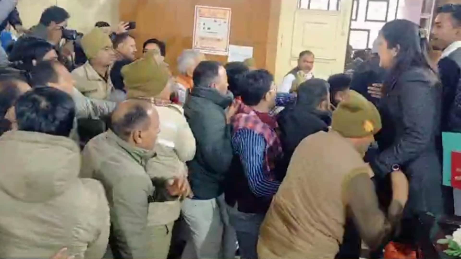 Corporation office in Meerut became an arena, BJP workers chased SP BSP councilors and beaten