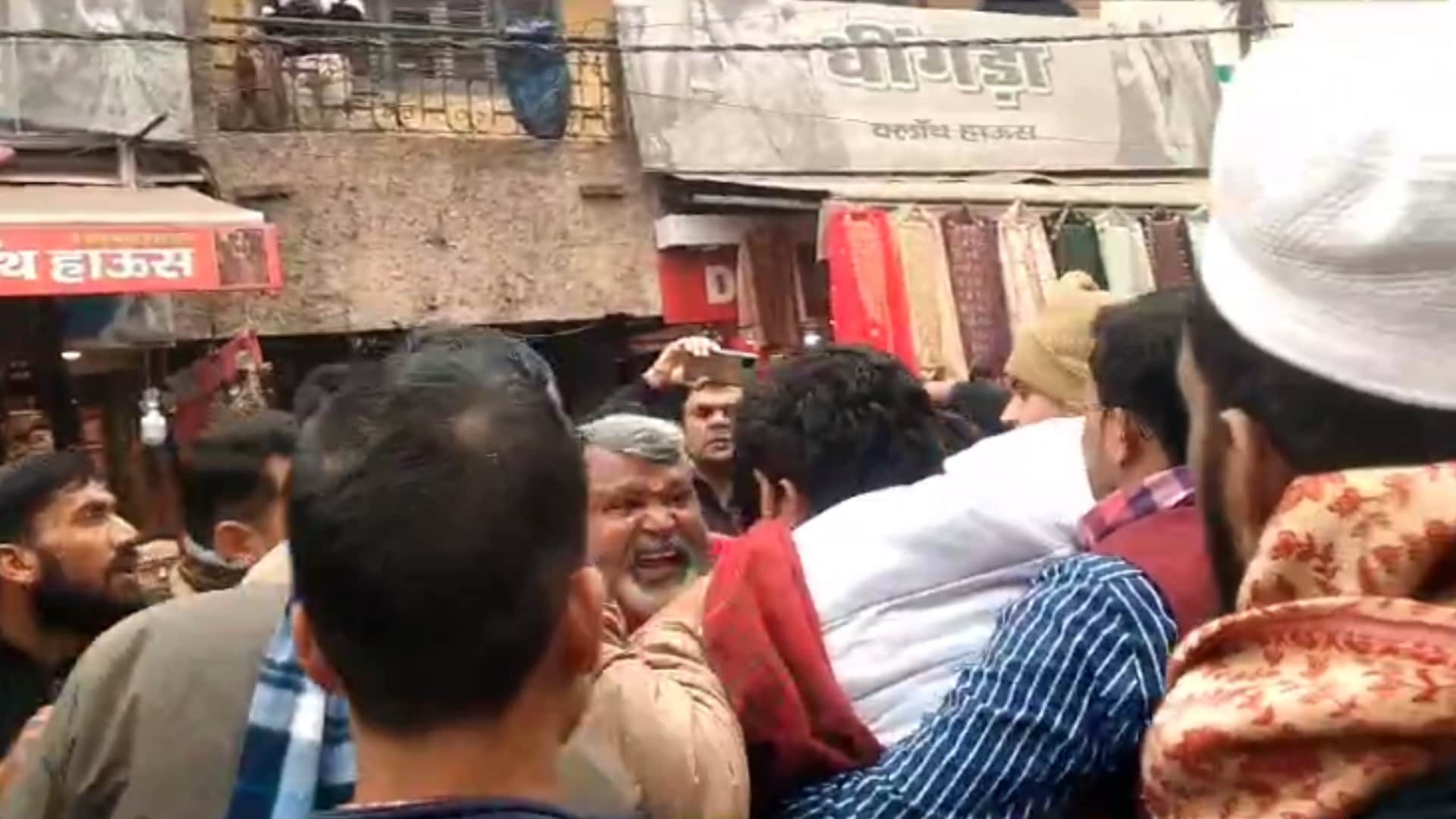 Corporation office in Meerut became an arena, BJP workers chased SP BSP councilors and beaten