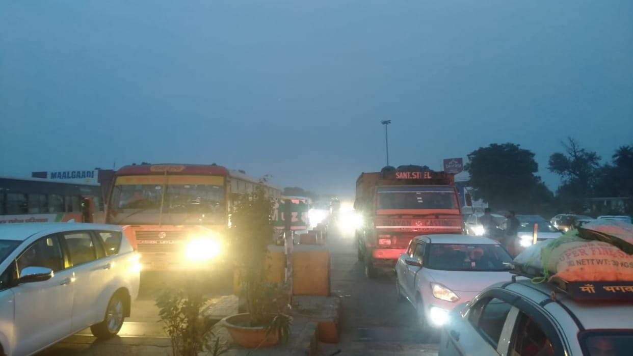 Vehicles stuck in traffic jam on Delhi Dehradun Highway in Meerut, tourists worried of Delhi and Ghaziabad