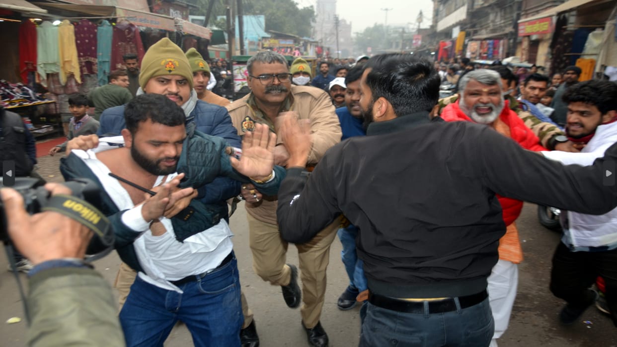 Uproar in board meeting of Nagar Nigam in Meerut and BJP leaders beat up BSP and SP councilors, see photos