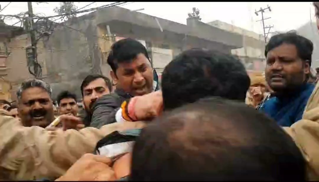 Uproar in board meeting of Nagar Nigam in Meerut and BJP leaders beat up BSP and SP councilors, see photos