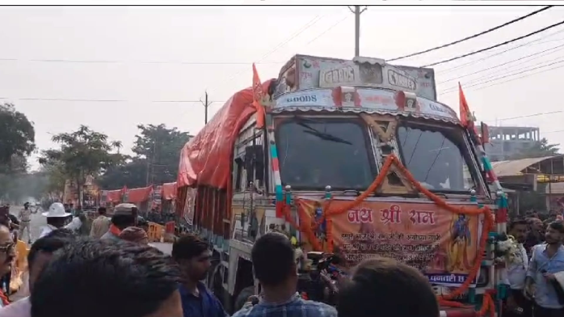 चावल से भरे 11 ट्रकों को रवाना करते सीएम साय