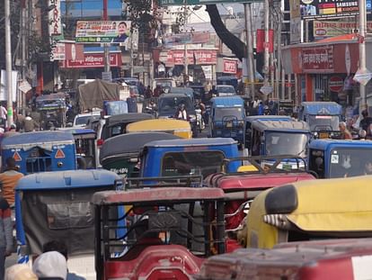 New Year 2024: ऋषिकेश में उमड़ा पर्यटकों का सैलाब, 'जाम' हुआ शहर, रेंग-रेंगकर चले वाहन, तस्वीरें New Year 2024 Huge Crowd of tourist Vehicle in Rishikesh Heavy Traffic Jam in City Photos