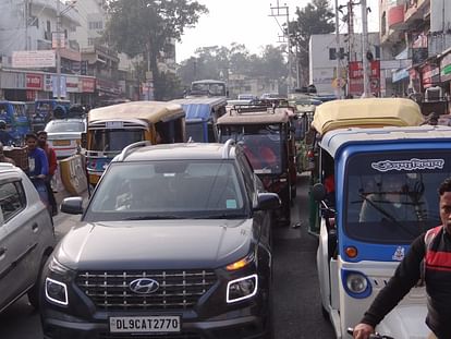 New Year 2024 Huge Crowd of tourist Vehicle in Rishikesh Heavy Traffic Jam in City Photos