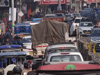 New Year 2024 Huge Crowd of tourist Vehicle in Rishikesh Heavy Traffic Jam in City Photos