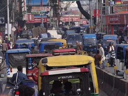 New Year 2024 Huge Crowd of tourist Vehicle in Rishikesh Heavy Traffic Jam in City Photos