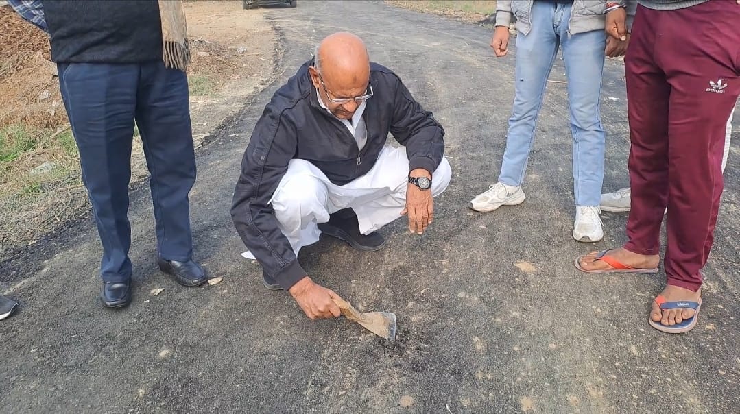 Meerut: road was built in the countryside with poor material, MLA digs by shovel villagers rucks