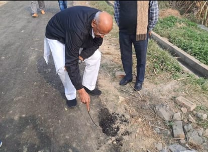 Meerut: road was built in the countryside with poor material, MLA digs by shovel villagers rucks