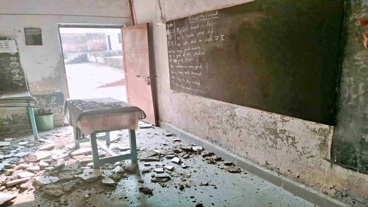 Plaster fell on the ceiling of Bhopal government school, children and teacher injured