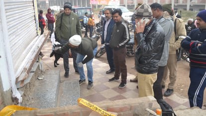 Hathras: सराफ की दुकान का शटर काटकर लाखों के जेवरात चोरी, ताला न टूटने पर अलमारी ही उठा ले गए चोर Jewelery worth lakhs stolen by cutting the shutter of a jeweler shop