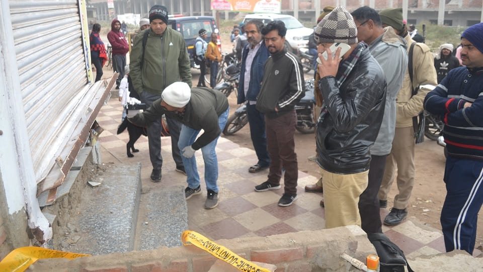 Jewelery worth lakhs stolen by cutting the shutter of a jeweler shop