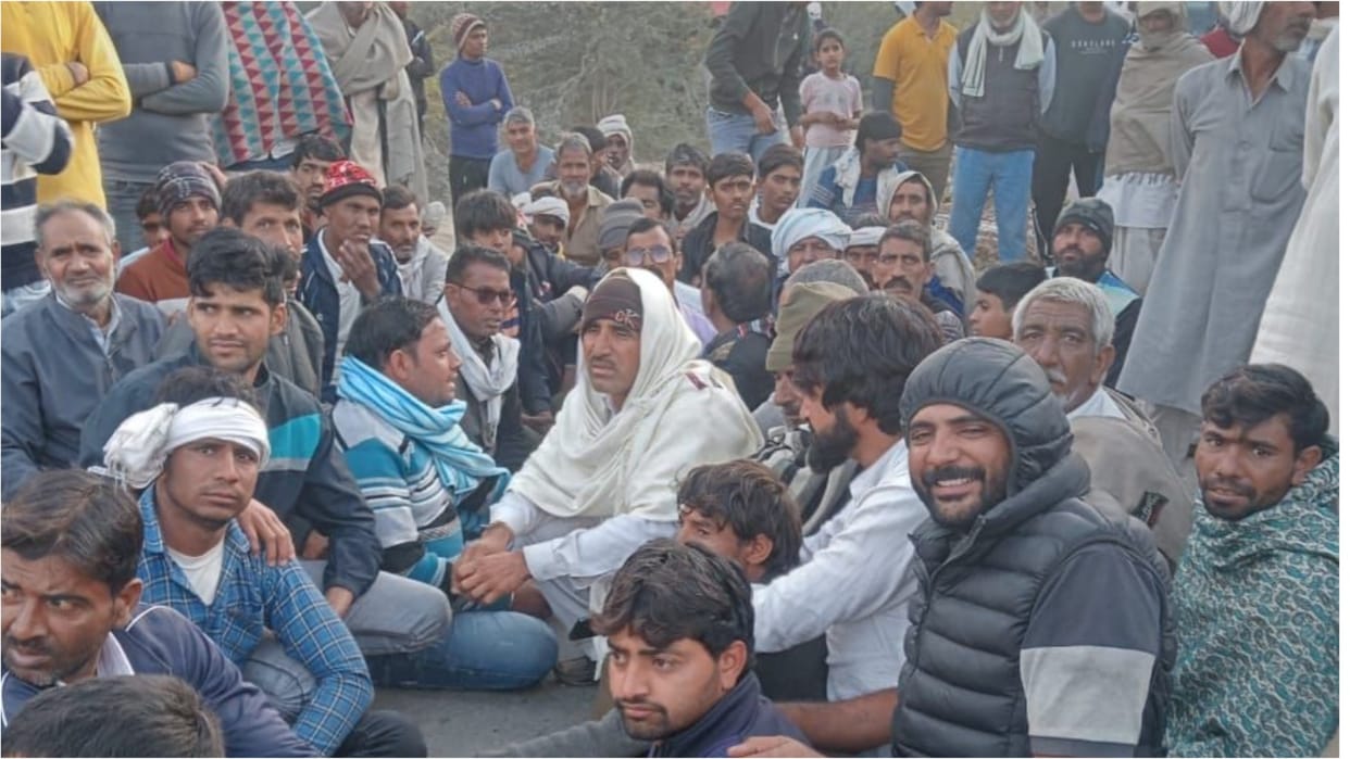 Villagers blocked Narnaul-Patan highway in Narnaul