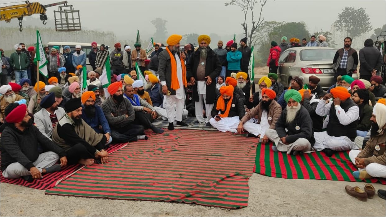 Punjab: Farmers closed the biggest toll plaza of Punjab due to poor condition of the road