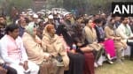 पीएम मोदी के मन की बात कार्यक्रम को सुनते लोग