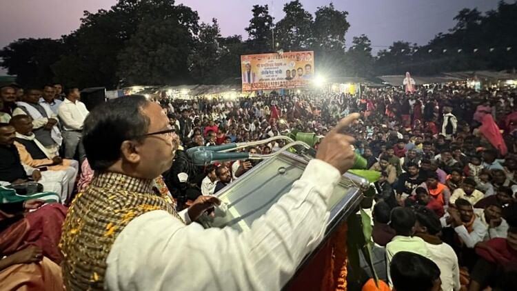 Balrampur: मंत्री बनने के बाद गृह ग्राम पहुंचने पर रामविचार नेताम का जोरदार स्वागत, बोले- अधिकारी बदलें रवैया