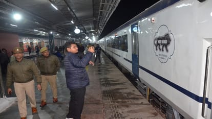 Vande Bharat Express reached Aligarh from Ayodhya
