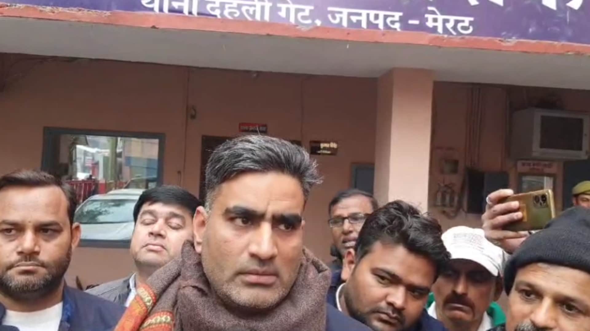 Meerut: Politics heated up over fighting in the House, Akhilesh Yadav says BJP in despair seeing defeat near