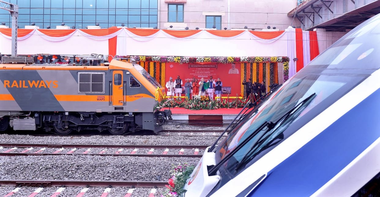 AYodhya: People are enjoying seeing the grandeur of the railway station, only one gate was opened on Sunday