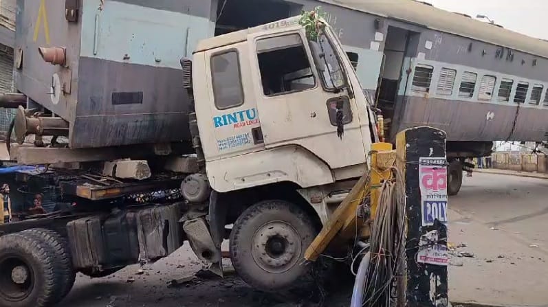 Bihar: Road accident in Bhagalpur; Train bogie load truck becomes victim of accident, bridge railing broken