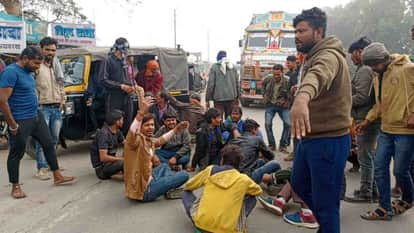 जाम लगाकर सड़क पर बैठे ट्रक चालक।