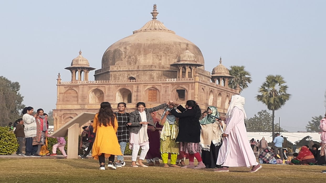 Sun remained ineffective in front of cold winds, New Year will begin amid chill.