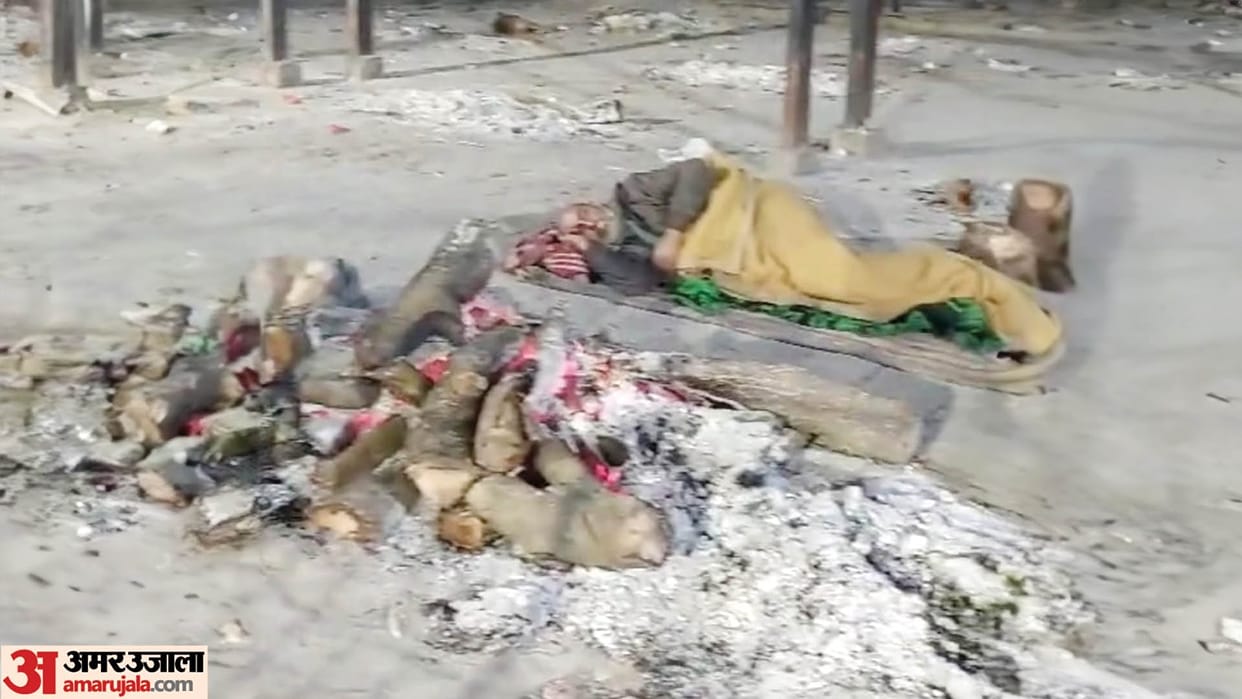 old man sleeps next to burning pyre due to escape cold In Kanpur