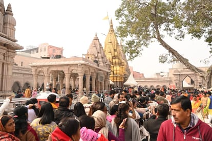 अलविदा 2023: पुराने साल की विदाई पर मंदिरों में लगी रही श्रद्धालुओं की कतार, काशी विश्वनाथ धाम में उमड़े भक्त farewell 2023 crowd of devotees in temples including Kashi Vishwanath Dham on old year
