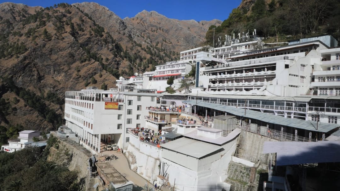 Large Numbers of Devotees Arrive at Shri Mata Vaishno Devi Katra in last day of 2023