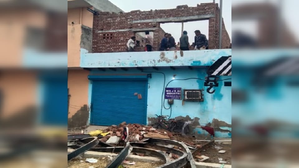Lenter of under construction house fell  in Faridabad people died and injured