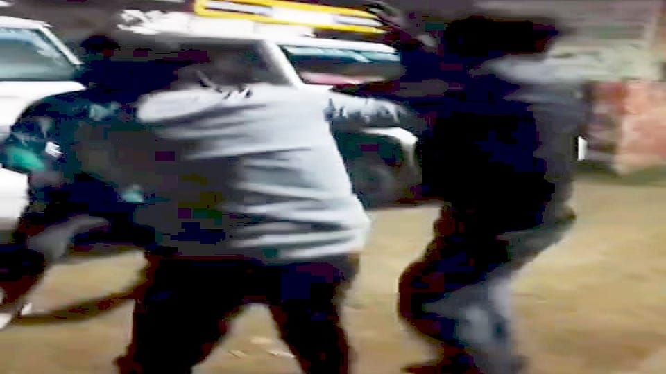 There is no fear of police among the anarchists of city video fighting Atal intersection and Abu Nagar goes vi