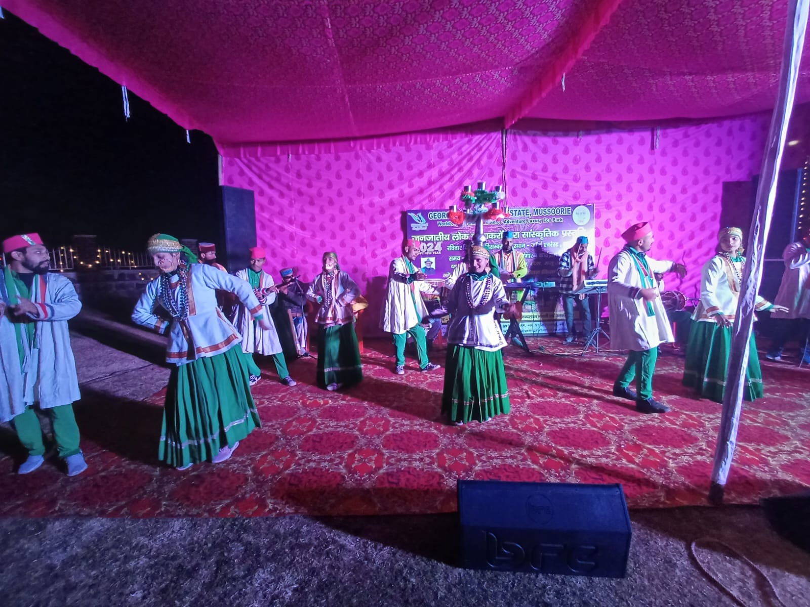 New Year 2024 tourists Huge Crowd in Mussoorie dancing to live music and DJ photos