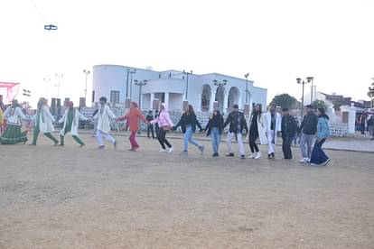 New Year 2024: पहाड़ों की रानी सैलानियों से गुलजार, सांस्कृतिक कार्यक्रमों में डीजे पर जमकर थिरके, तस्वीरें New Year 2024 tourists Huge Crowd in Mussoorie dancing to live music and DJ photos