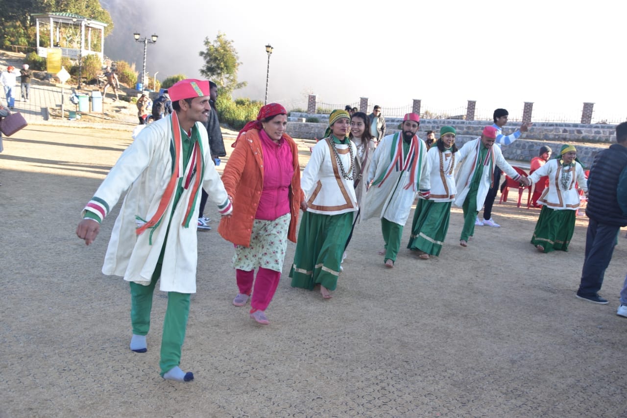 New Year 2024 tourists Huge Crowd in Mussoorie dancing to live music and DJ photos