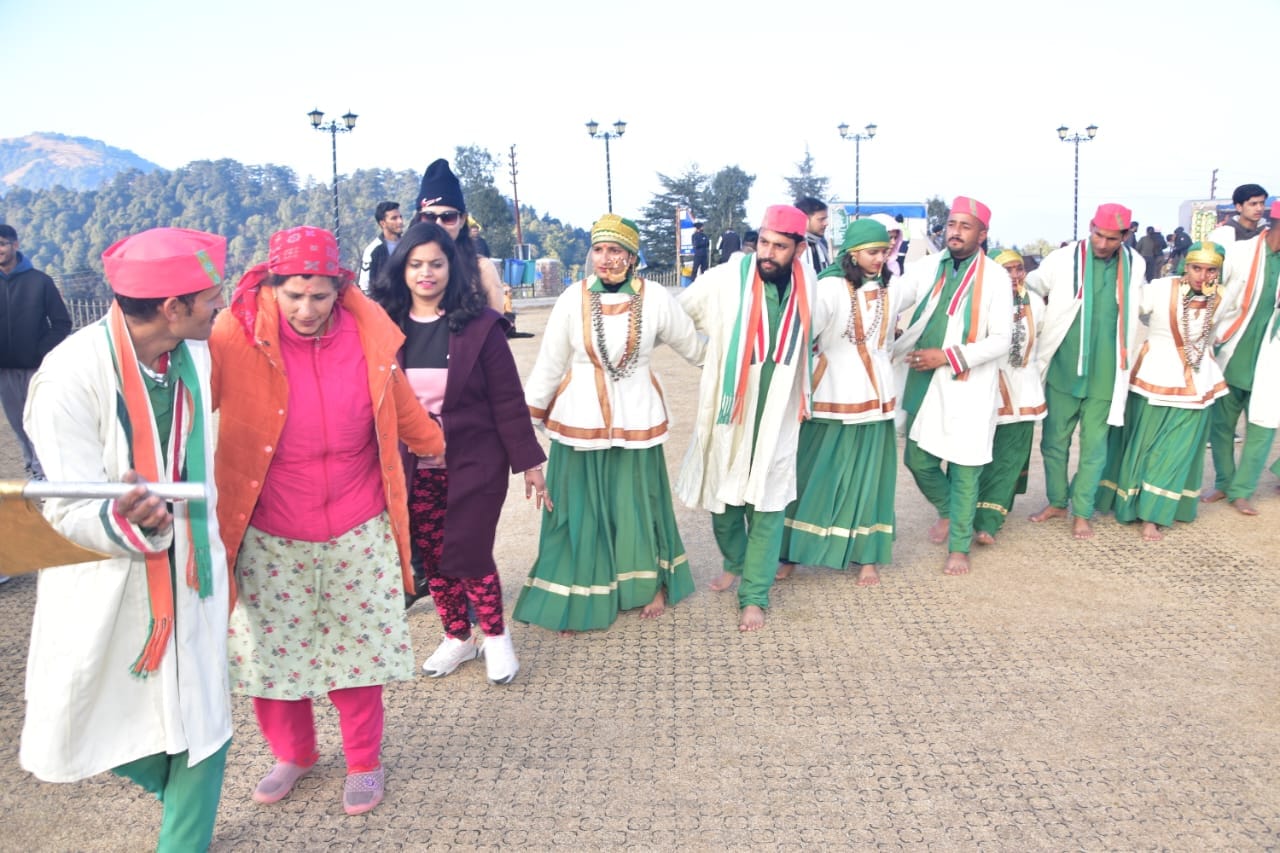 New Year 2024 tourists Huge Crowd in Mussoorie dancing to live music and DJ photos