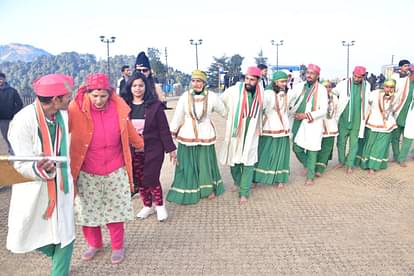 New Year 2024: पहाड़ों की रानी सैलानियों से गुलजार, सांस्कृतिक कार्यक्रमों में डीजे पर जमकर थिरके, तस्वीरें New Year 2024 tourists Huge Crowd in Mussoorie dancing to live music and DJ photos